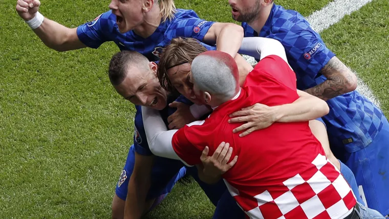 Uzbuđenje je za neke bilo preveliko: ushićeni navijač nakon gola uletio na teren i izgrlio Modrića