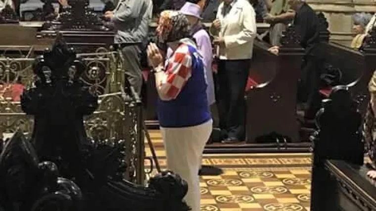 Srce vatreno: bakica se u zagrebačku katedralu do&scaron;la pomoliti u hrvatskom dresu