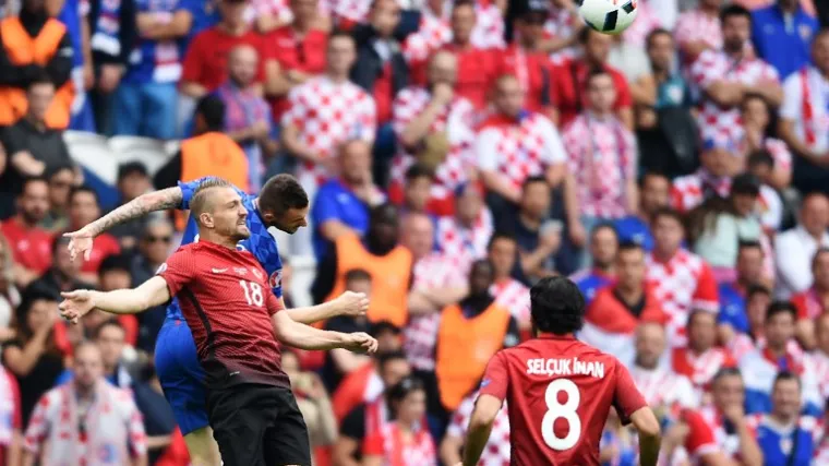 S tribina se čuju povici 'Za dom spremni'