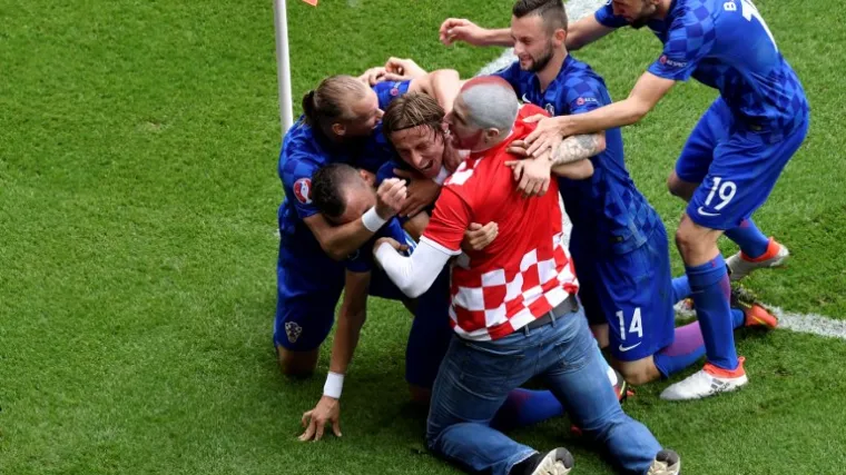 Modriću se u zagrljaj bacio i jedan uljez. &Scaron;to su radili za&scaron;titari?