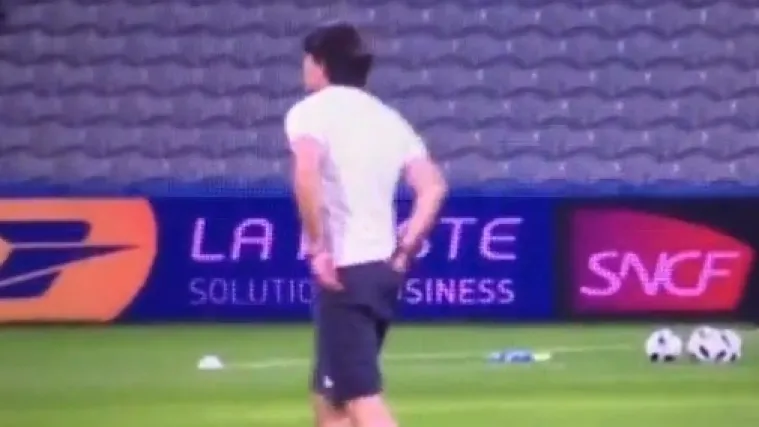 Za&scaron;to je njemački izbornik toliko odvratan? Ponovno se poče&scaron;ao po 'strate&scaron;kom' mjestu pa potom pomirisao ruku!