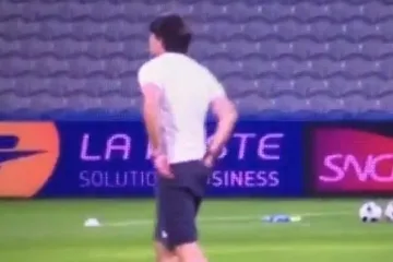 Za&scaron;to je njemački izbornik toliko odvratan? Ponovno se poče&scaron;ao po 'strate&scaron;kom' mjestu pa potom pomirisao ruku!