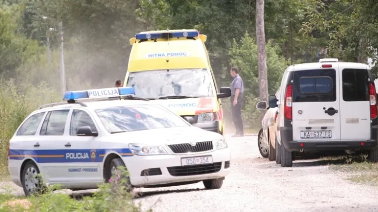 Pijani 25-godi&scaron;nji vozač u dru&scaron;tvu djevojke sletio u kanal &ndash; za dlaku se izvukli iz gorućeg vozila