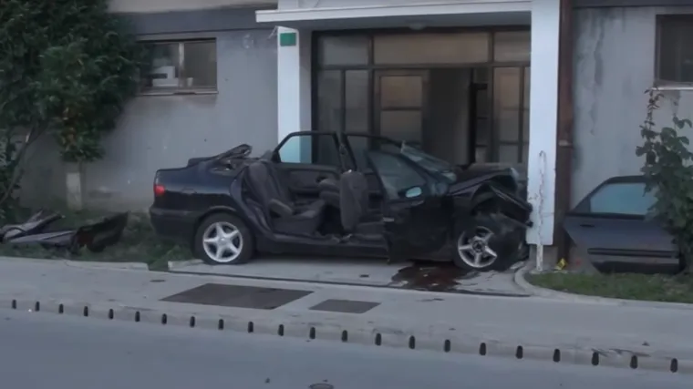 Vozila dijete pa se zabila u zid i ostala zarobljena u zdrobljenom autu