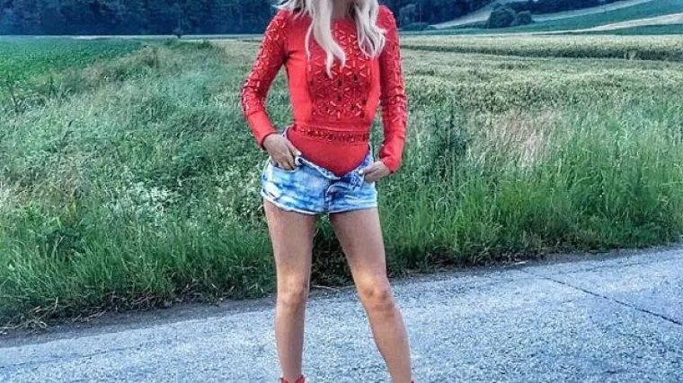 'Ljep&scaron;e izgleda&scaron; kad obuje&scaron; kratko.... a i grudi malo izbaci'