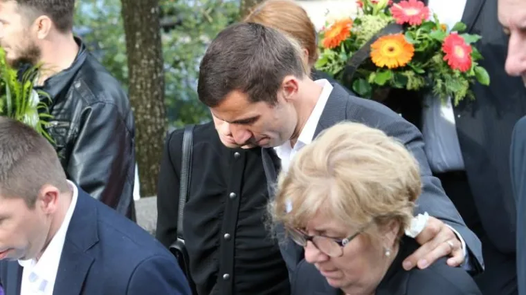 Veliko mno&scaron;tvo ljudi ispratilo oca shrvanog kapetana Vatrenih