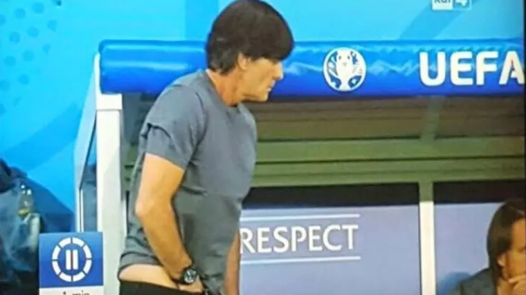 Pogledajte kako je na mirisanje međunožja svog izbornika reagirao njemački napadač!