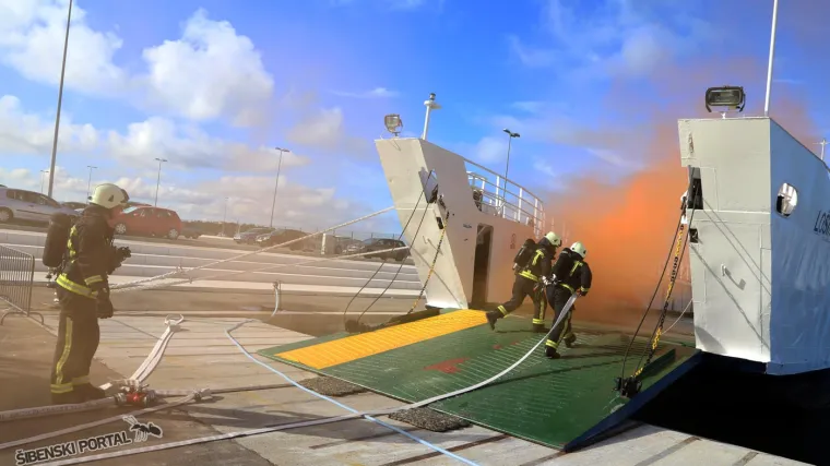 Zbog sudara Tijata i Lo&scaron;injanke požar na trajektu, oneči&scaron;ćeno more