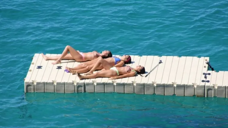 Otvorena sezona kupanja: Tko je sve jutros uživao na popularnoj dubrovačkoj plaži