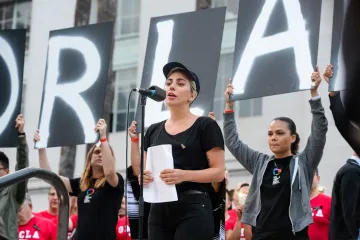 Lady Gaga se slomila tijekom emotivnog govora za žrtve napada u Orlandu