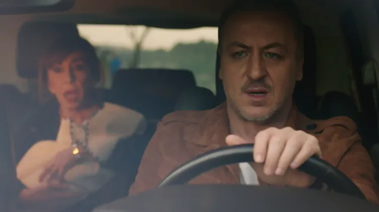 Harun (Tuđi život) dolazi u vilu i otima Demira. Dilara kreće za&nbsp;njima