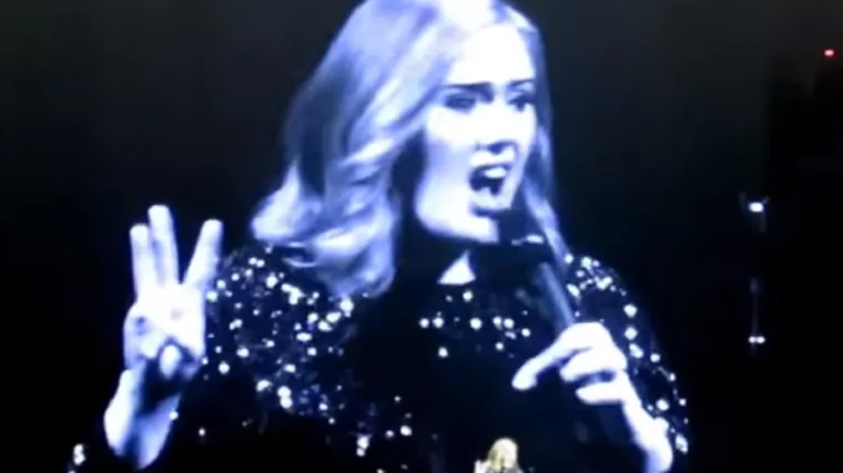 Trenutak kad je Adele briznula u plač na koncertu pred tisućama obožavatelja