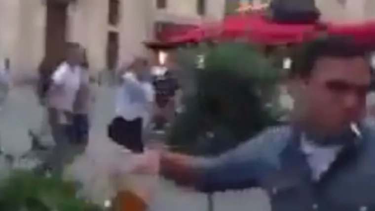 Nepoznati junak uslijed makljaže ruskih i engleskih navijača riskirao život za pivo