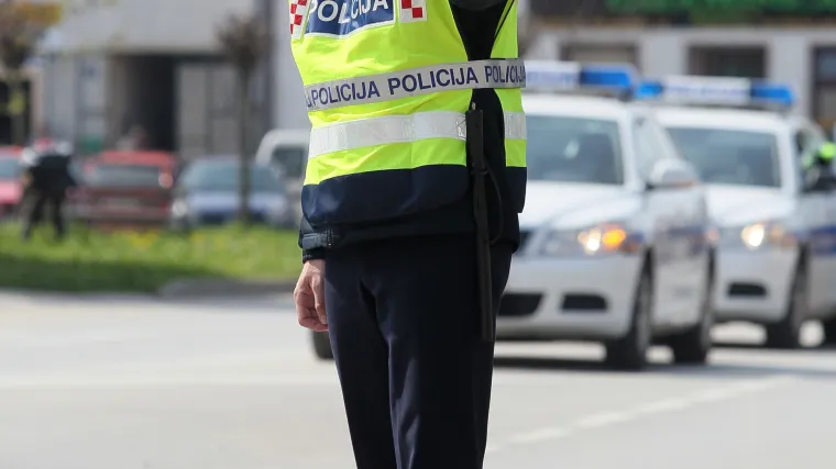 Policajac joj oprostio vožnju bez vozačke: na Facebooku se pohvalila 'da ružne žene nisu te sreće' i - ko&scaron;tala ga posla
