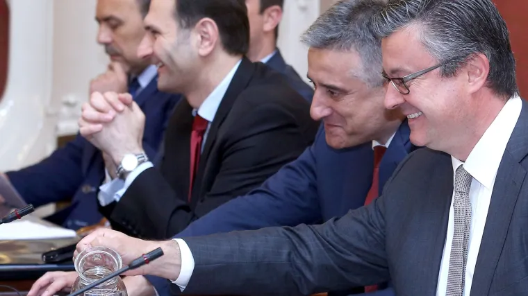 Reakcije na najavu Karamarkove ostavke: 'Rasplet je počeo. Vežite se, polijećemo'