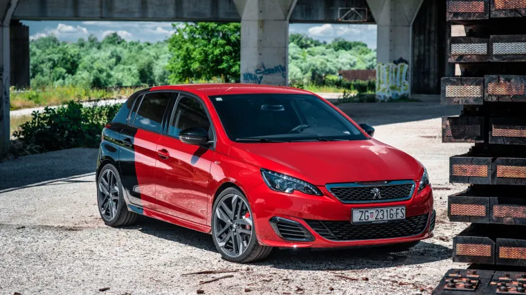 Peugeot 308 GTi je brutalna jurilica u kompakt klasi čiji se sportski štih vidi iz aviona