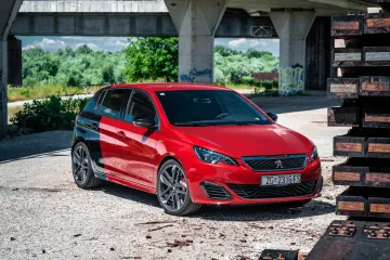 Peugeot 308 GTi je brutalna jurilica u kompakt klasi čiji se sportski štih vidi iz aviona