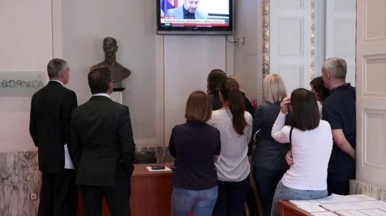 Zastupnici se okupili kod televizora i pažljivo pratili odluku o Karamarku