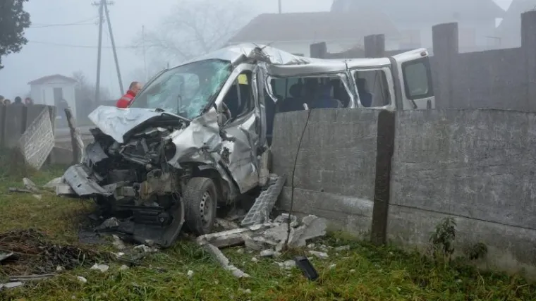 Kombi sletio sa ceste, poginula jedna osoba, &scaron;est ih je ozlijeđeno
