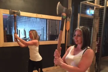 Prvi bar u kojem gosti mogu bacati sjekire postao totalni hit