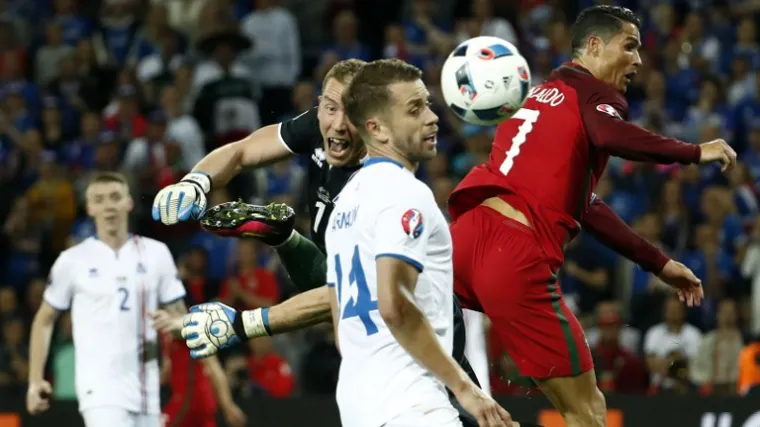 'On je gubitnik koji glumata i baca se po terenu'