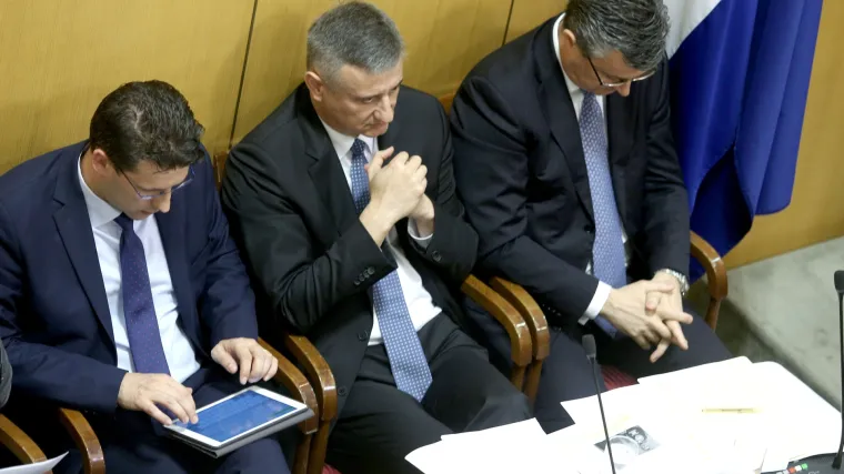 'Izglasavanje nepovjerenja Ore&scaron;kovićevoj vladi produbilo je politički metež u najnovijoj članici EU'