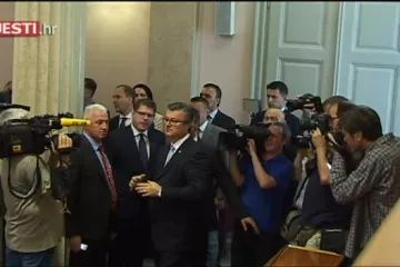 Orešković s MOST-ovim ministrima stigao u Sabor: strpljivo je čekao da ga Reiner pusti u saborsku klupu