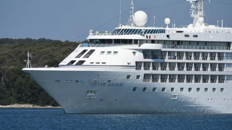 Francuski kruzer tijekom pristajanja u splitsku luku udario u obalu i probio trup