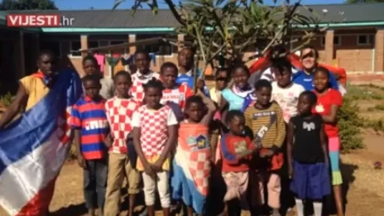 Ovo se stvarno isplati pogledati: i afrički učenici u Tanzaniji navijaju za Hrvatsku!