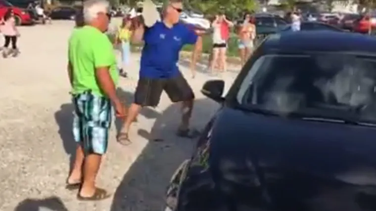 Pas bio zaključan na paklenim vrućinama, vlasnike su zvali i preko razglasa, a onda....