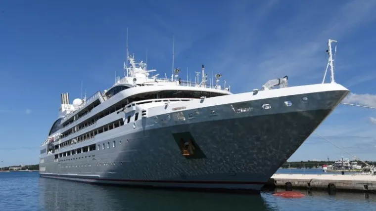 Luksuzni kruzer sklonio se od nevremena pa o&scaron;tetio dio rive