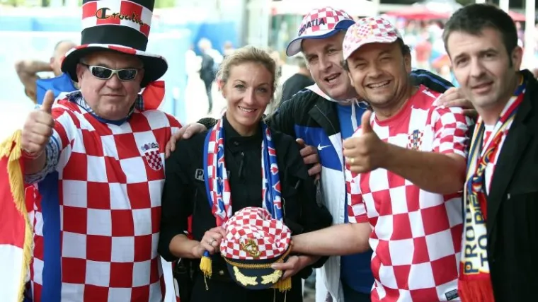 Sa snagama reda i mira hrvatski navijači su u prijateljskim odnosima