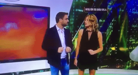 Voditeljica usred emisije uživo podigla haljinu i pokazala gaćice