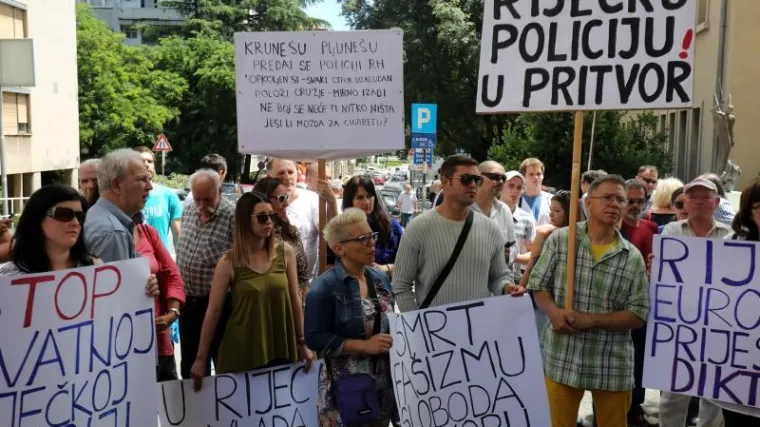 Prosvjedovali jer je pritvoren mladić zbog komentara na Facebooku