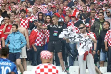 Krupni kadrovi tučnjave hrvatskih navijača na utakmici Češka-Hrvatska