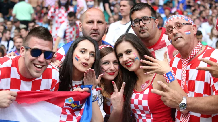 Ljep&scaron;a strana tribine s hrvatskim navijačicama