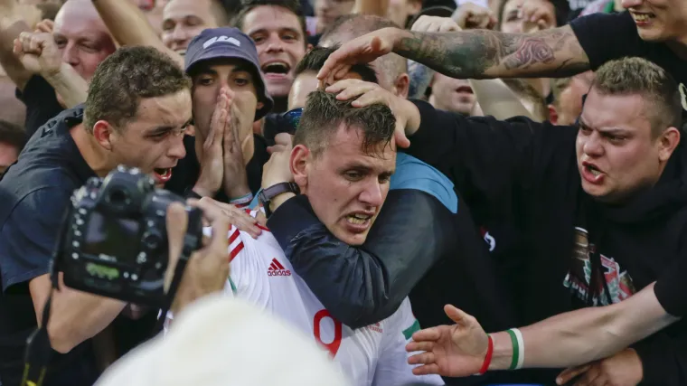 Nismo jedini: i mađarski navijači napravili bakljadu te se tukli međusobno i sa za&scaron;titarima