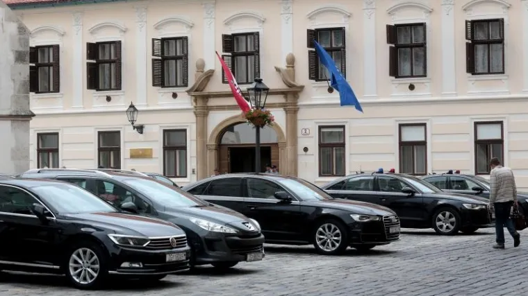 Državni vozni park na javnoj dražbi, cijene se kreću od 200 do 100.000 kuna