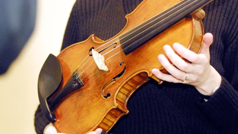 Ukrao u vlaku violinu vrijednu 100.000 eura, pa se us..o i vratio ju