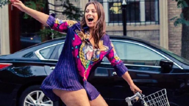 Ashley Graham pokazala guzu, no svi gledaju u gume njenog bicikla