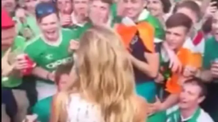 Stotine irskih navijača okružilo ljepoticu koju su počastili pjesmom