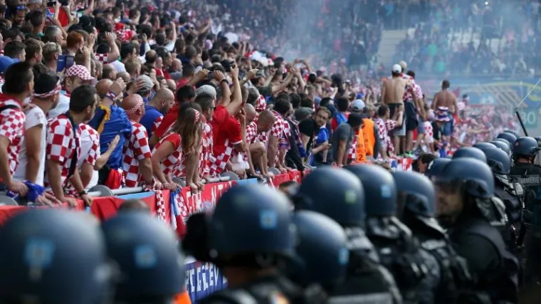 Policija je znala da će u 85. minuti početi kaos, navijači tvrde da su kontrole bile očajne