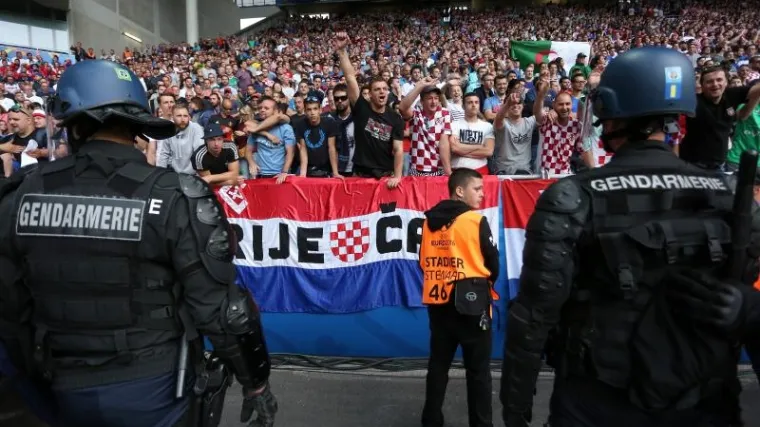 Francuski policajci zaustavili pa pustili huligane naoružane palicama i bakljama!