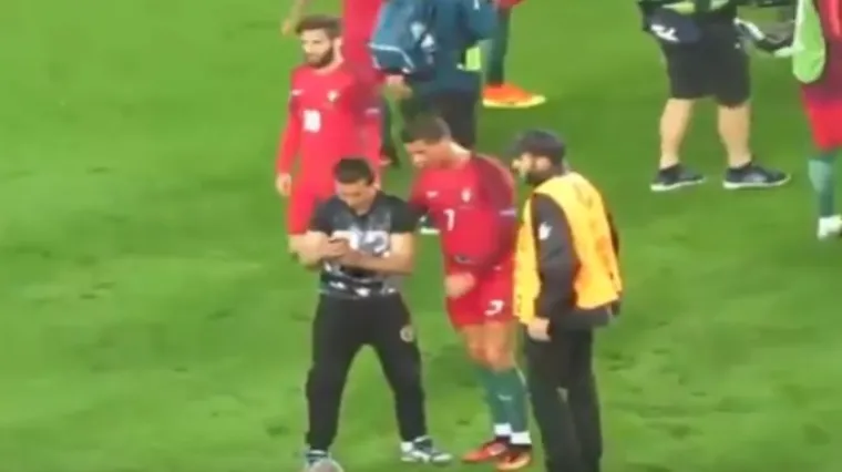 Ronaldo pokazao da je veliki čovjek: zaustavio za&scaron;titare kako bi navijač napravio selfie s njim