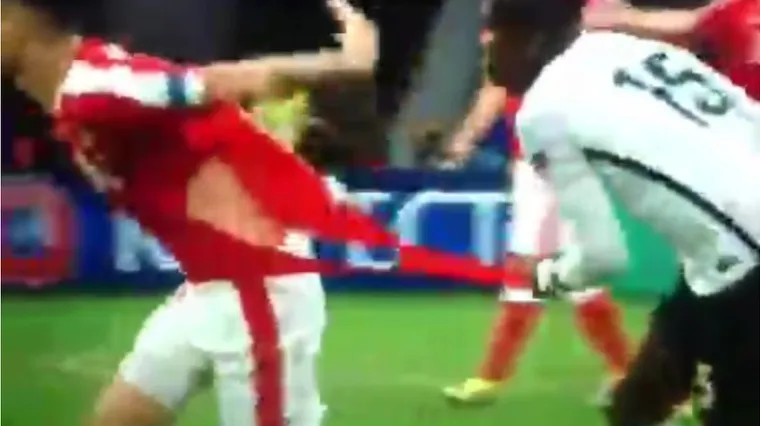 Bilo je vatreno na utakmici Francuske i &Scaron;vicarske: lo&scaron; teren, puknuta lopta i poderani dresovi