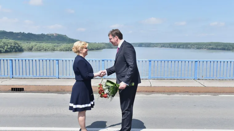 Grabar-Kitarović i Vučić zavr&scaron;ili posjet Dalju: odu&scaron;evljeni mje&scaron;tani ih dočekali pljeskom, s pogačom i rakijom