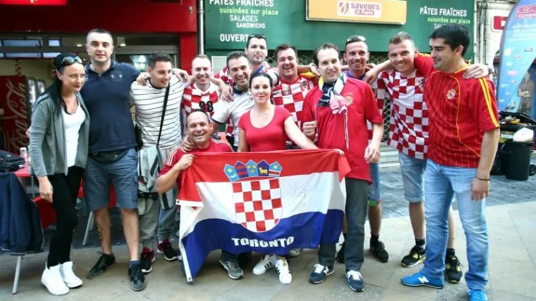 Pogledajte kako je izgledao susret hrvatskih i &scaron;panjolskih navijača