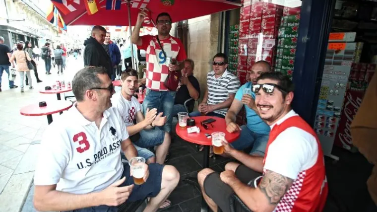 Hrvatski navijači stigli u Bordeaux i vulgarno izvrijeđali &Scaron;ukera i HNS!