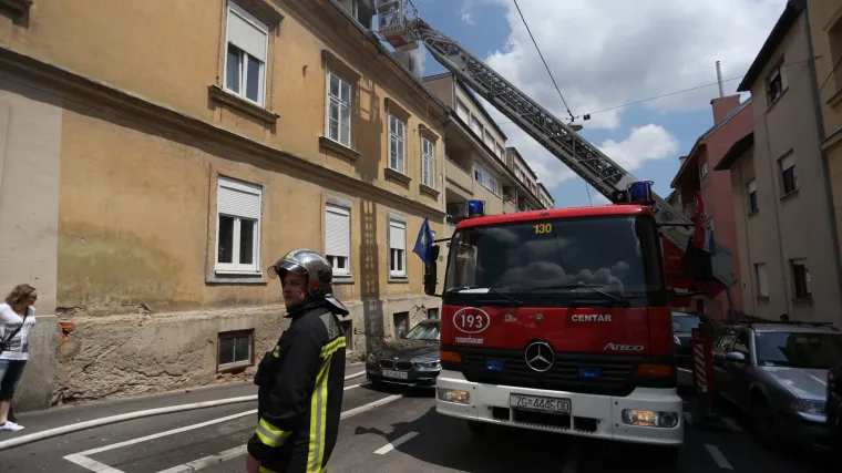 Požar u Zagrebu: dvije žene ozlijeđene u potkrovlju zgrade u Novoj Vesi