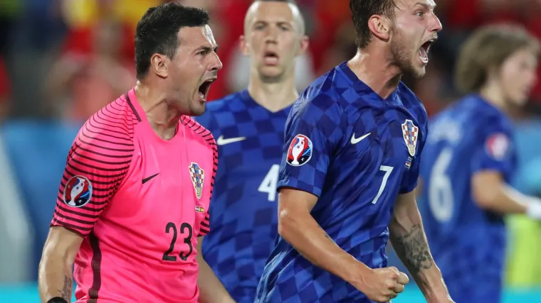 I kad sjedi na klupi, Modrić je zlata vrijedan: Luka savjetovao Suba&scaron;iću kako da obrani penal Ramosu!